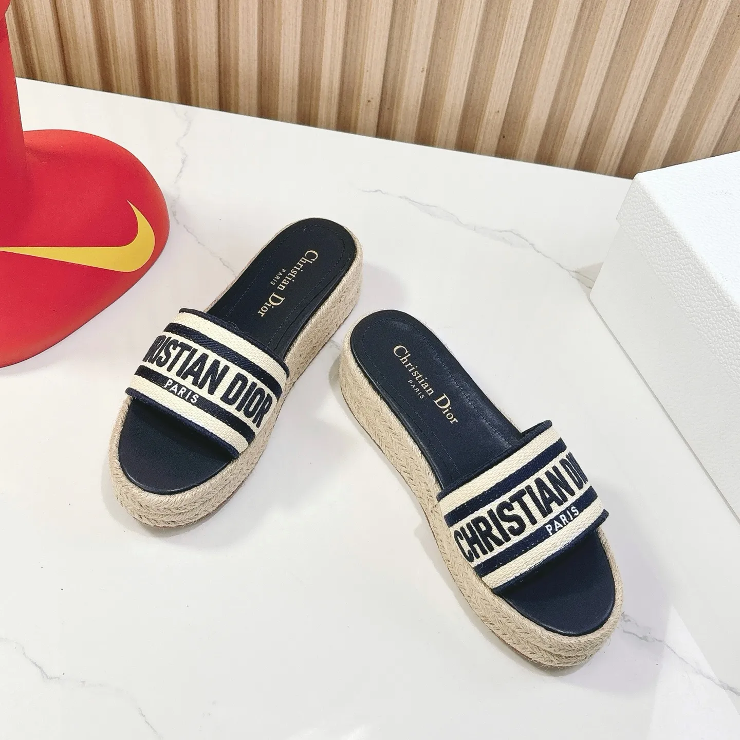 👟👟Ex-factory price 460👟👟 Dior 25ss spring and summer new IVIETA DWAY flat slippers sandals, original development of the top version on the market, CD letter logo three-dimensional embroidery thick-soled round toe open-toe slippers, soft and delicate foot feel, extremely comfortable, imported raffia electric embroidery on the upper, high-temperature water-soluble cotton technology fabric, water-dyed cowhide foot pad lining, original consistent combination outsole Code number: 35-41 (40.41 customized)